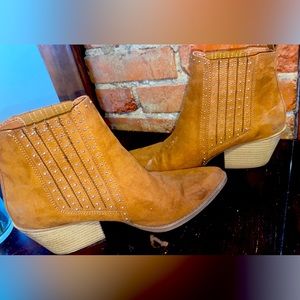 Maurice’s booties. Worn maybe 5 times. To small for my feet.